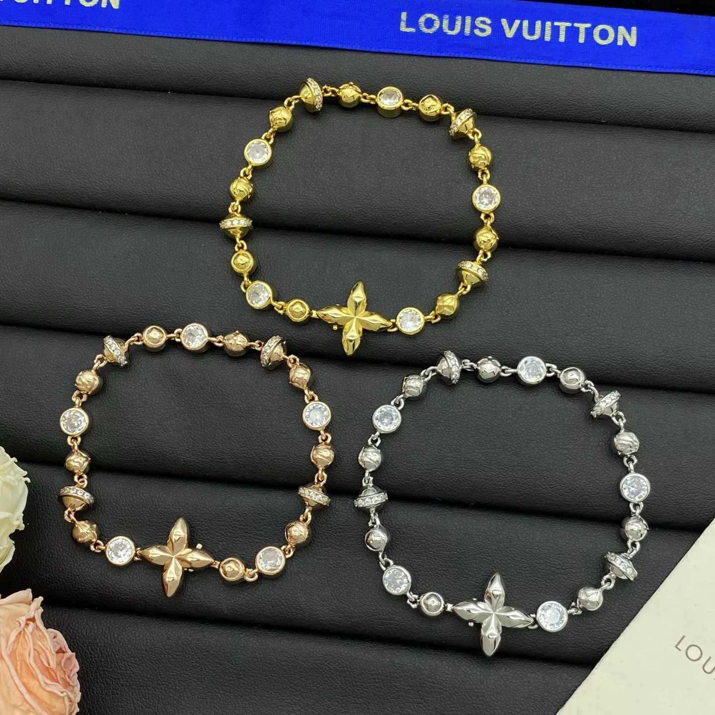 Sophisticated 1505 Louis Vuitton LV Bracelets