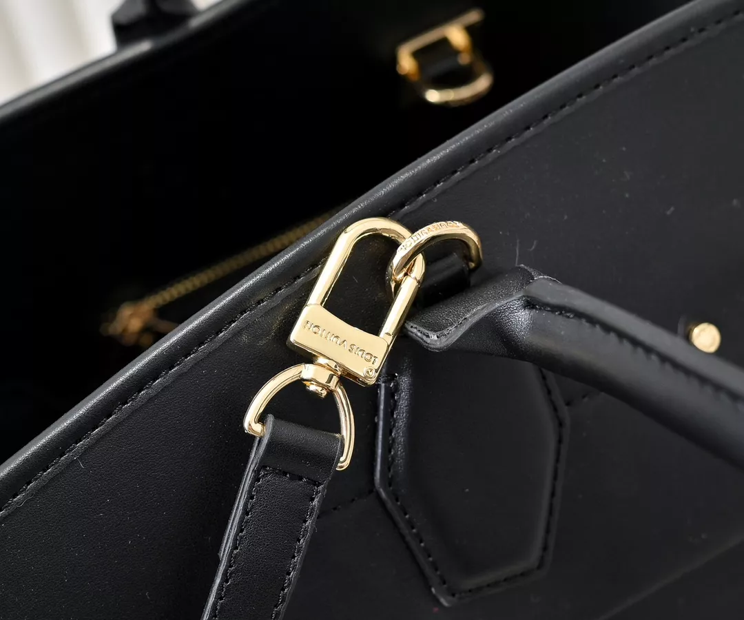 Sophisticated 1544 Louis Vuitton AAA Quality Handbags For Women