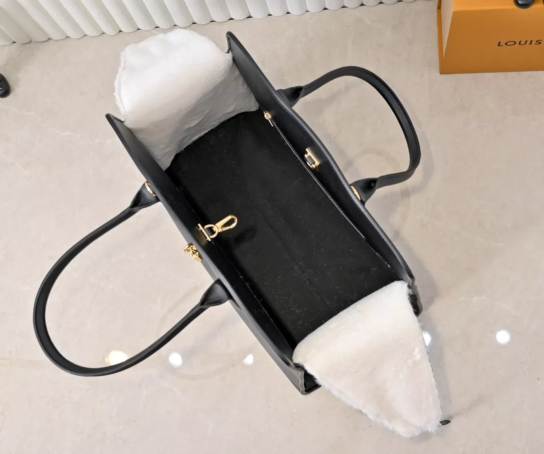 Sophisticated 1544 Louis Vuitton AAA Quality Handbags For Women