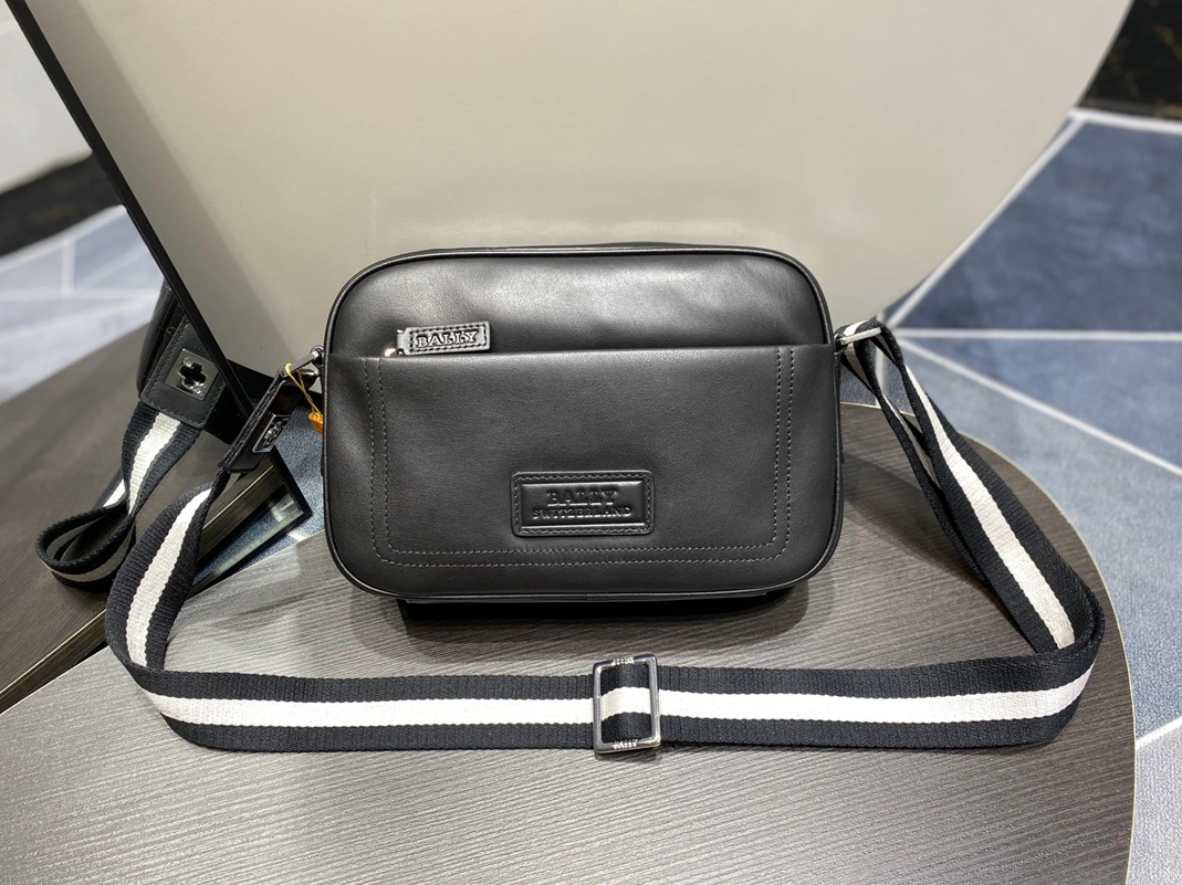 Sophisticated 1996 Bally AAA Man Messenger Bags