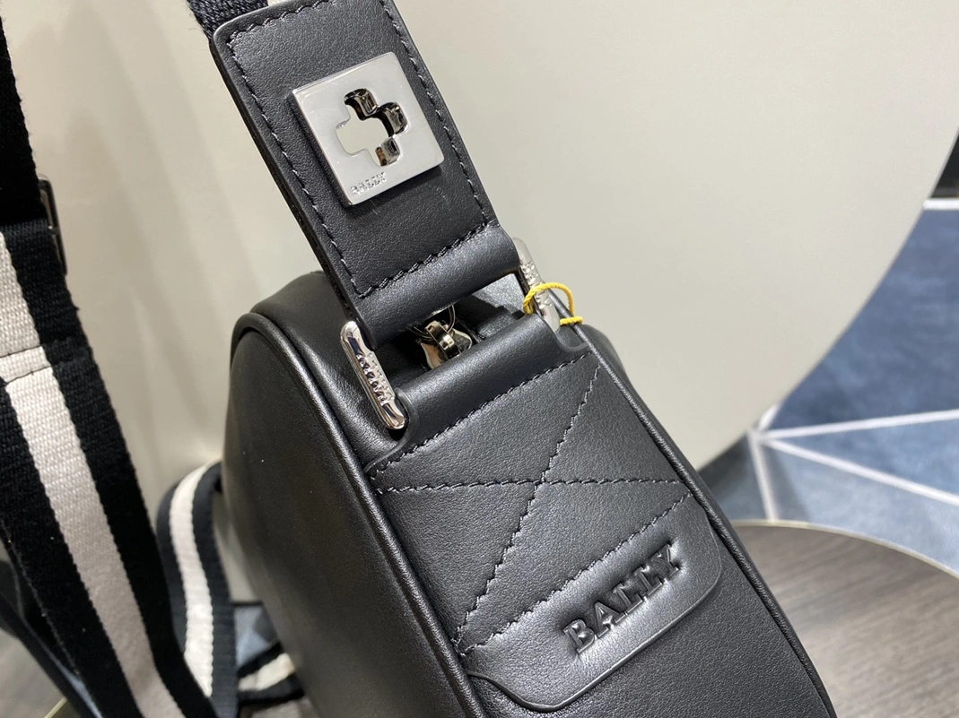 Sophisticated 1996 Bally AAA Man Messenger Bags
