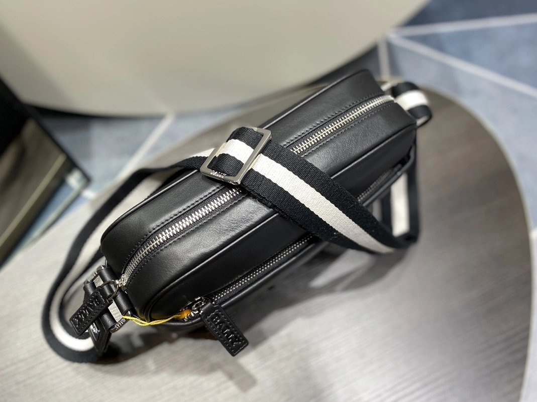 Sophisticated 1996 Bally AAA Man Messenger Bags