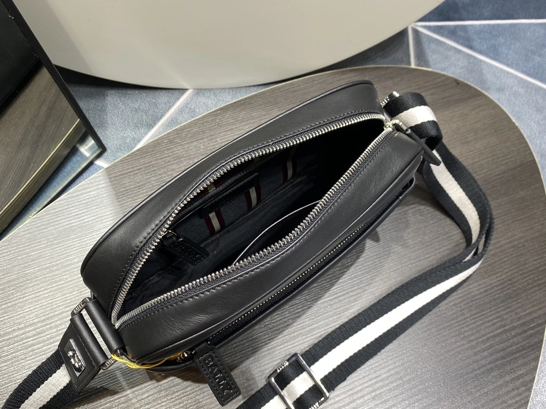 Sophisticated 1996 Bally AAA Man Messenger Bags