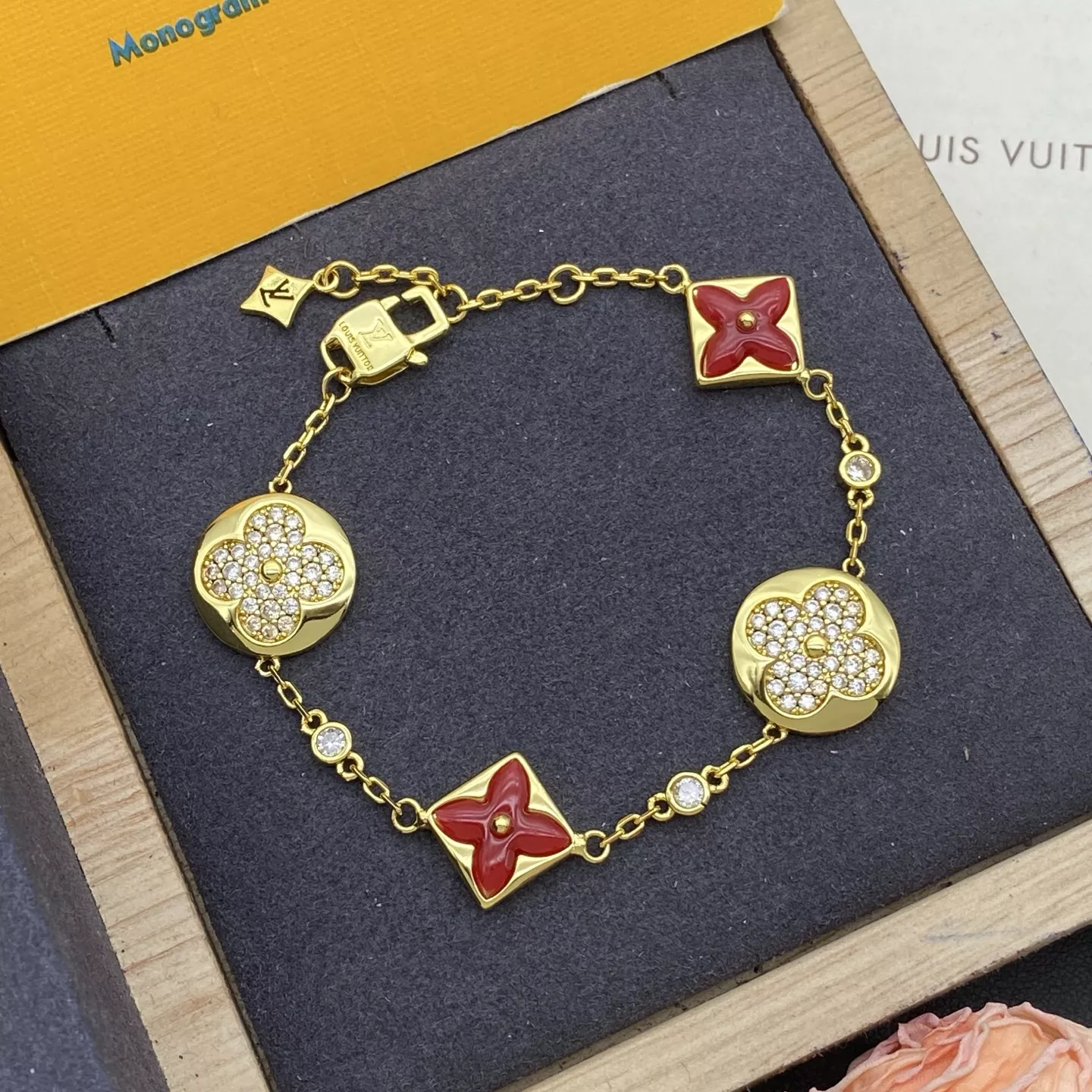 Sophisticated 2336 Louis Vuitton LV Bracelets