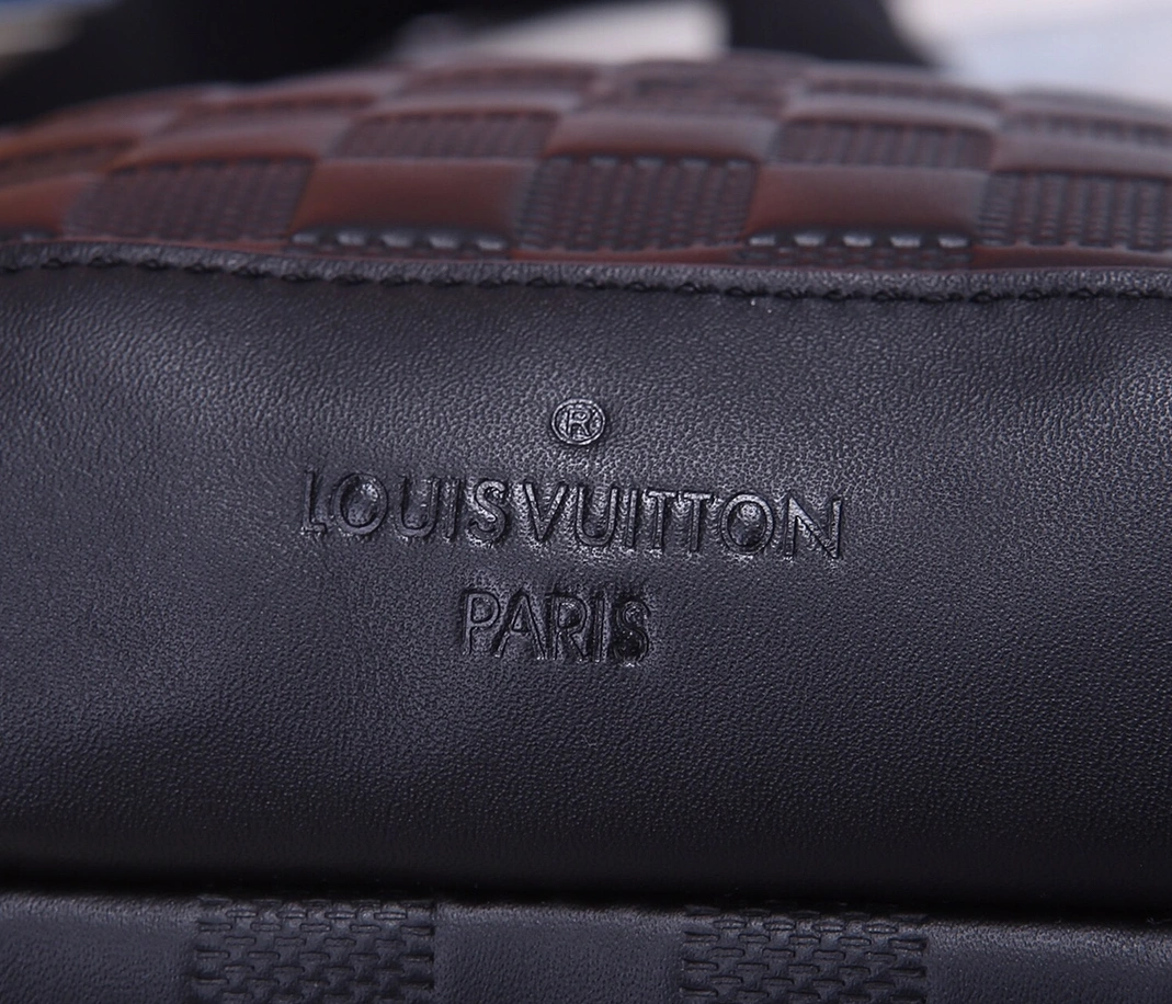 Sophisticated 2698 Louis Vuitton AAA Man Messenger Bags