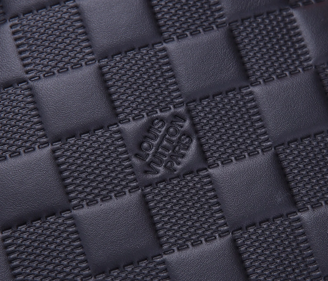 Sophisticated 2698 Louis Vuitton AAA Man Messenger Bags