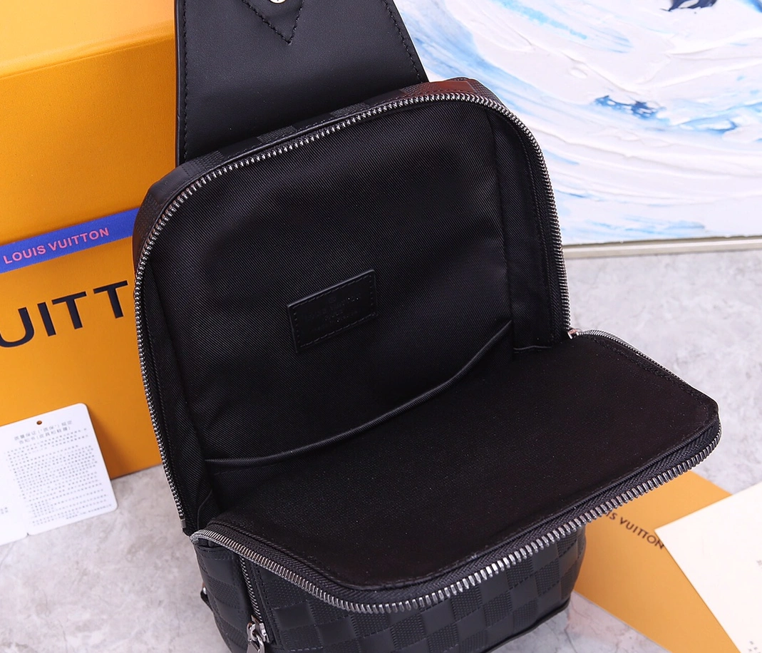Sophisticated 2698 Louis Vuitton AAA Man Messenger Bags