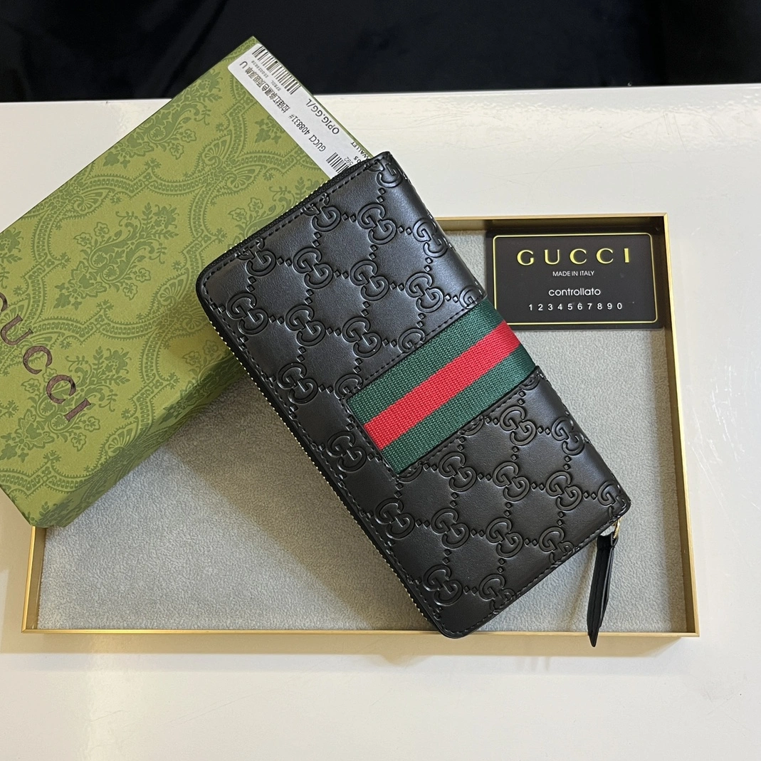 Sophisticated 2848 Gucci Wallets