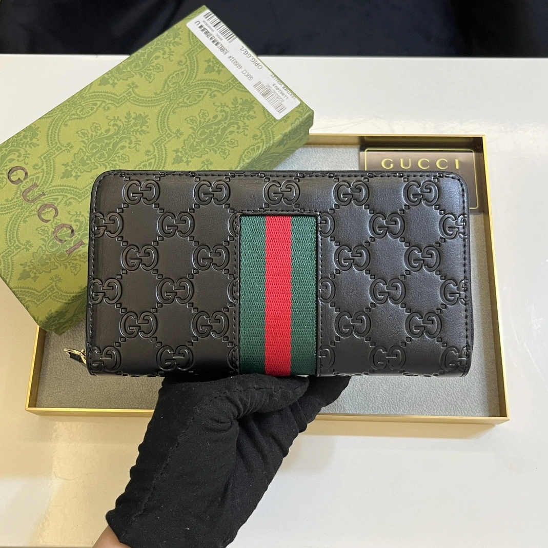 Sophisticated 2848 Gucci Wallets