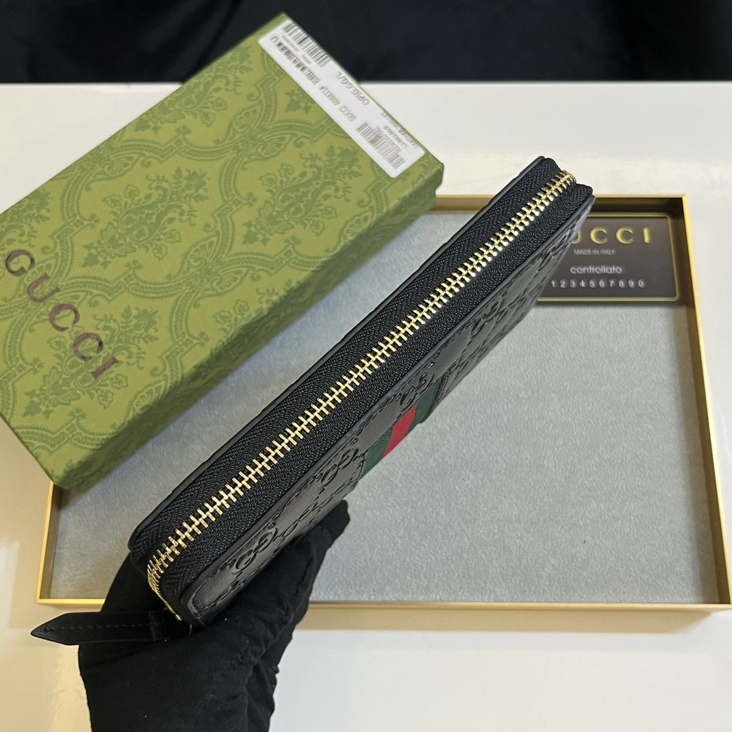 Sophisticated 2848 Gucci Wallets