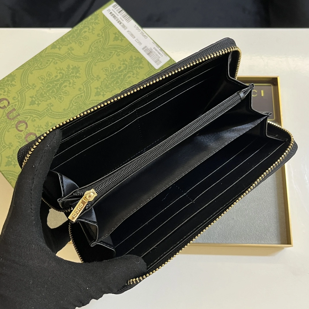 Sophisticated 2848 Gucci Wallets