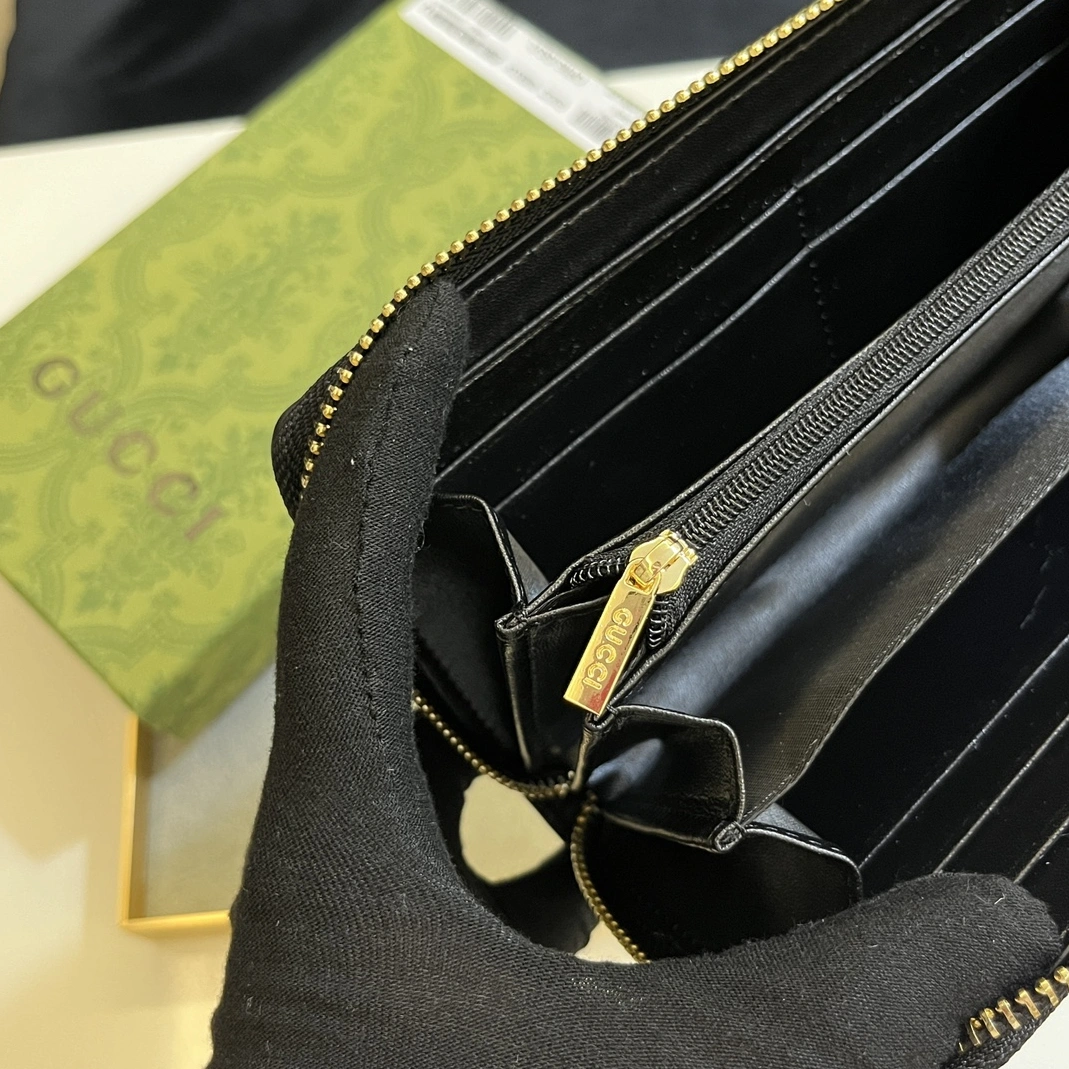 Sophisticated 2848 Gucci Wallets