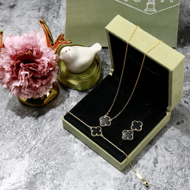 Sophisticated 446 Van Cleef & Arpels Necklaces & Bracelets & Earrings