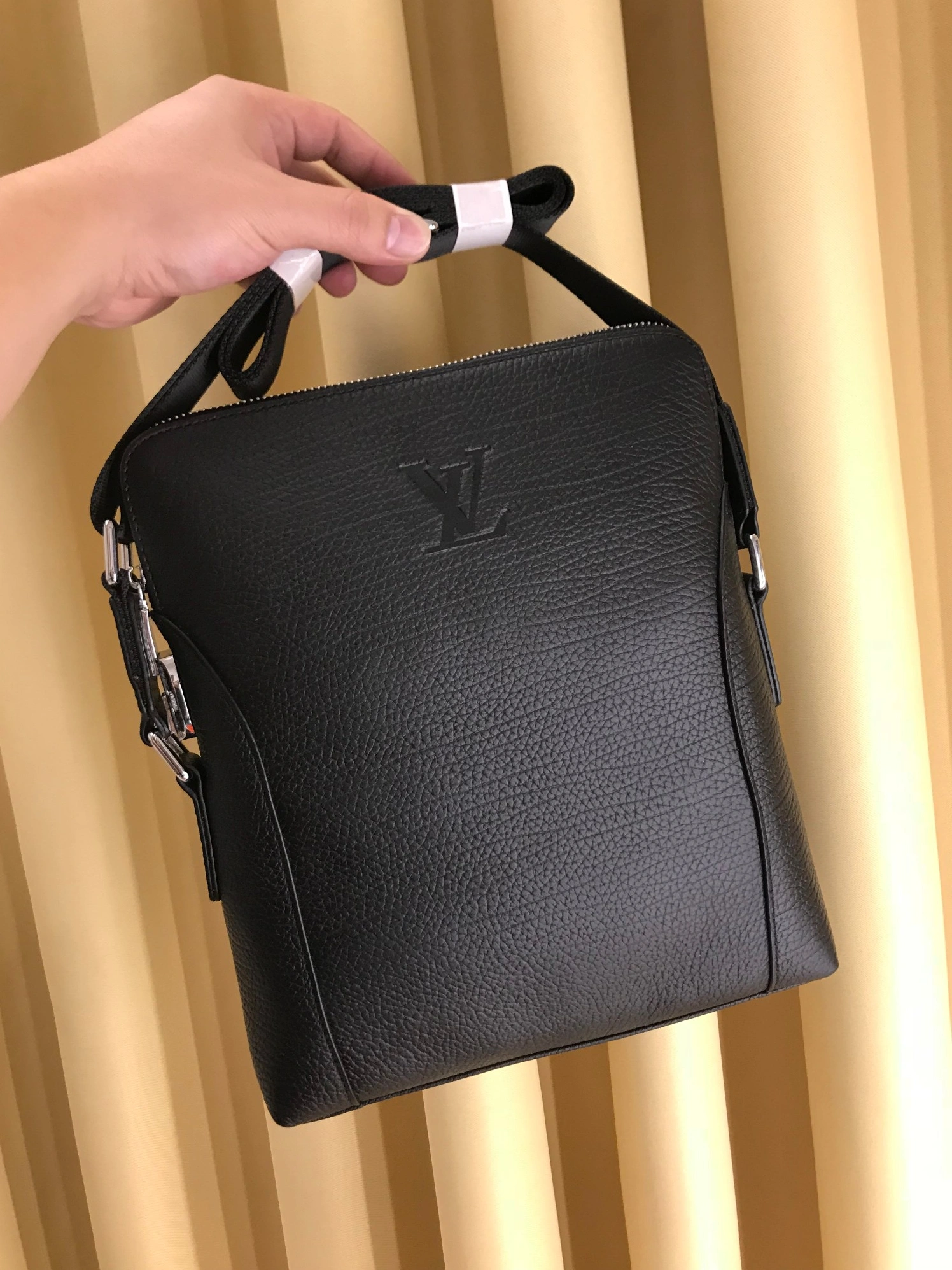 Sophisticated 4692 Louis Vuitton AAA Man Messenger Bags