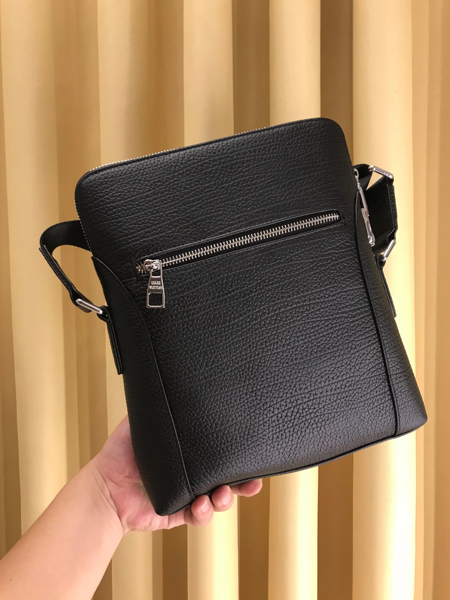 Sophisticated 4692 Louis Vuitton AAA Man Messenger Bags