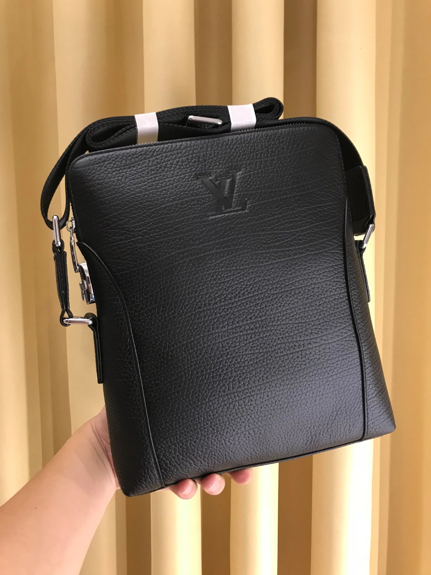 Sophisticated 4692 Louis Vuitton AAA Man Messenger Bags
