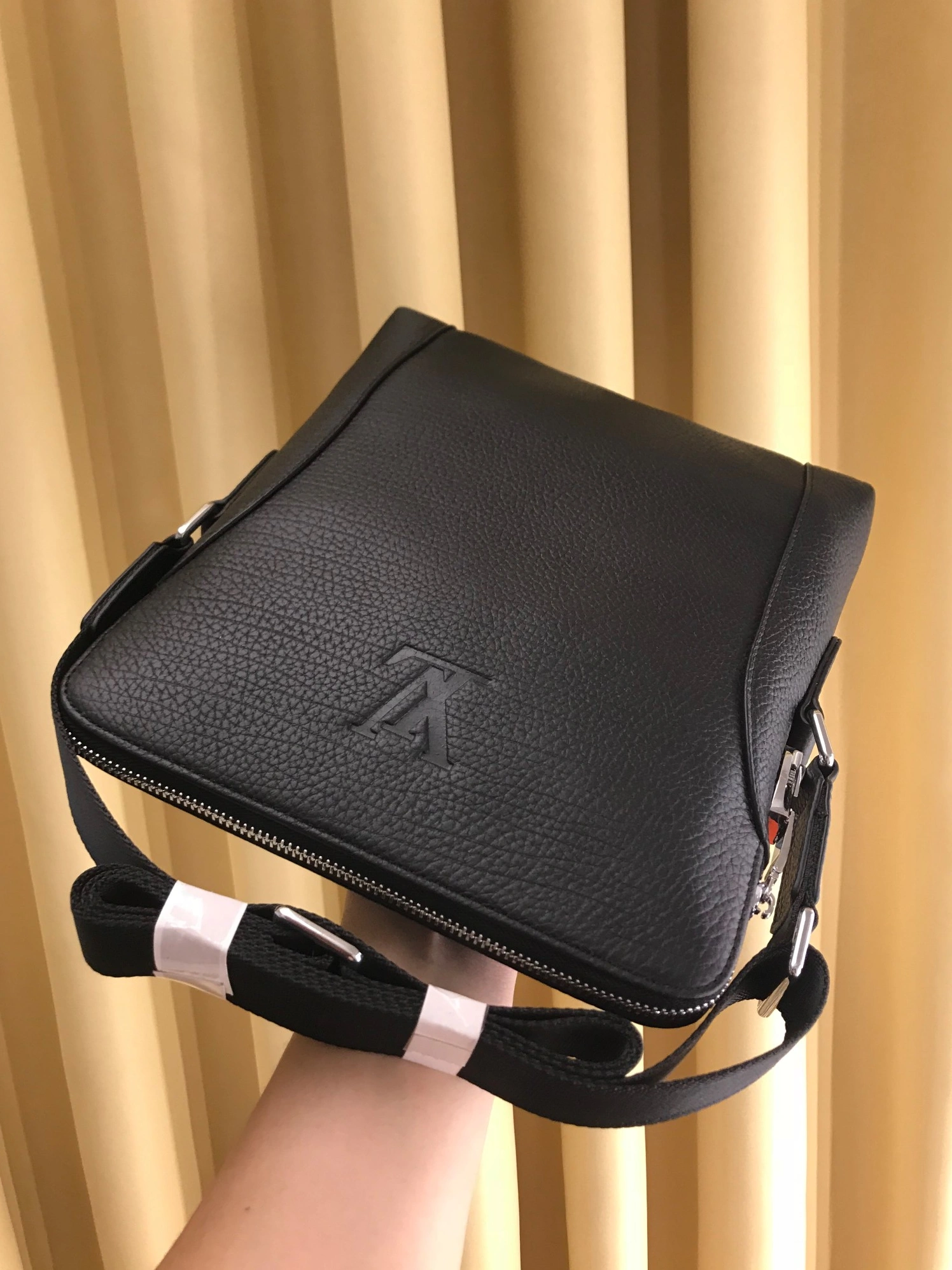 Sophisticated 4692 Louis Vuitton AAA Man Messenger Bags