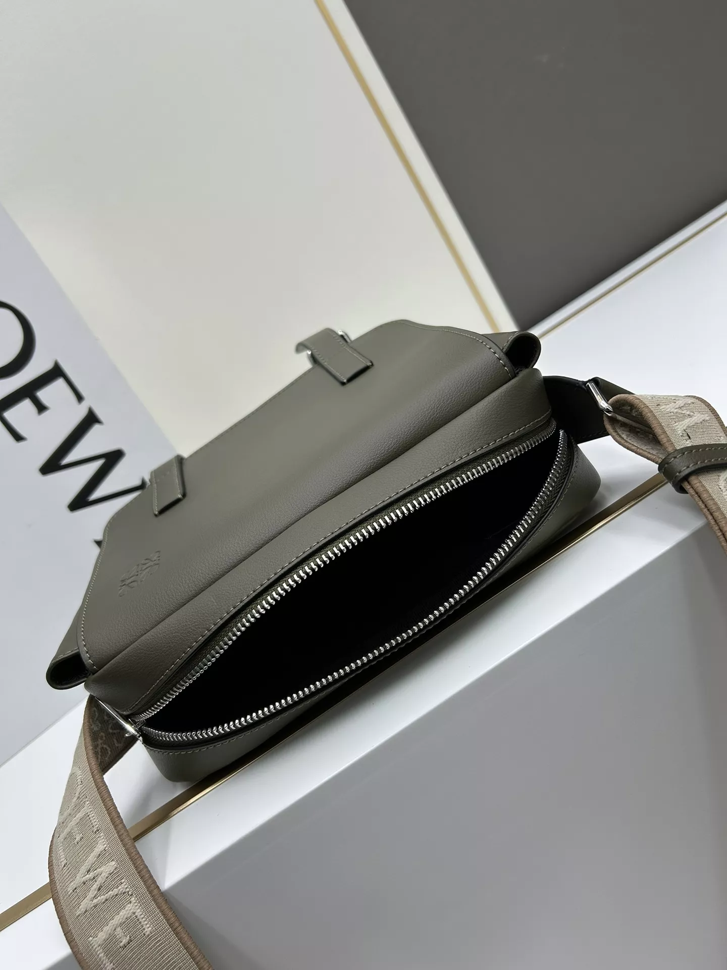 Sophisticated 4768 LOEWE AAA Quality Messenger Bags For Unisex