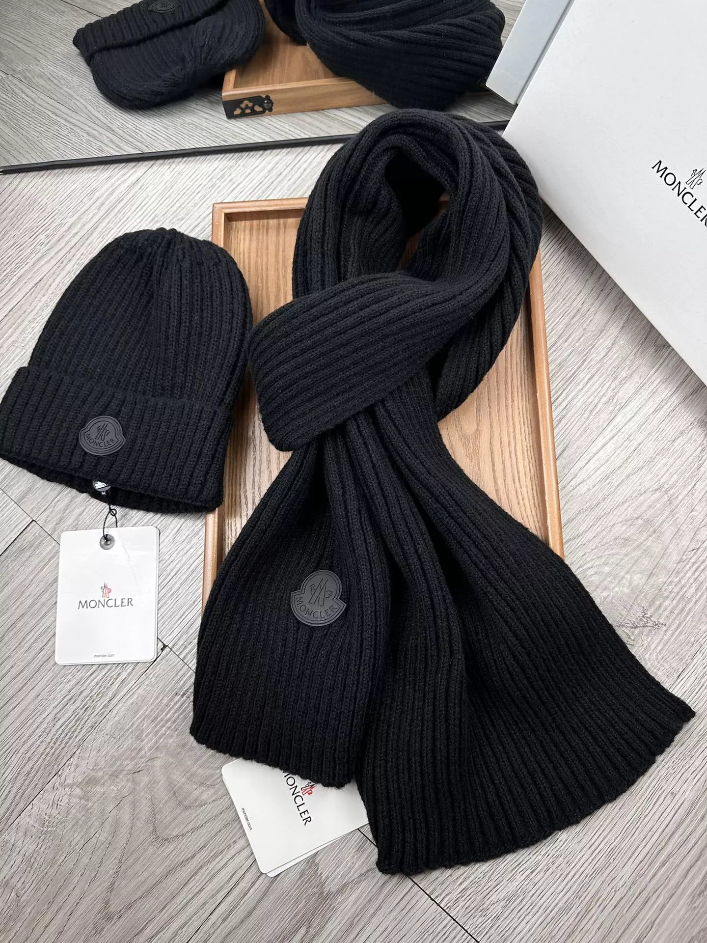 Sophisticated 4918 Moncler Hat and Scarf Set