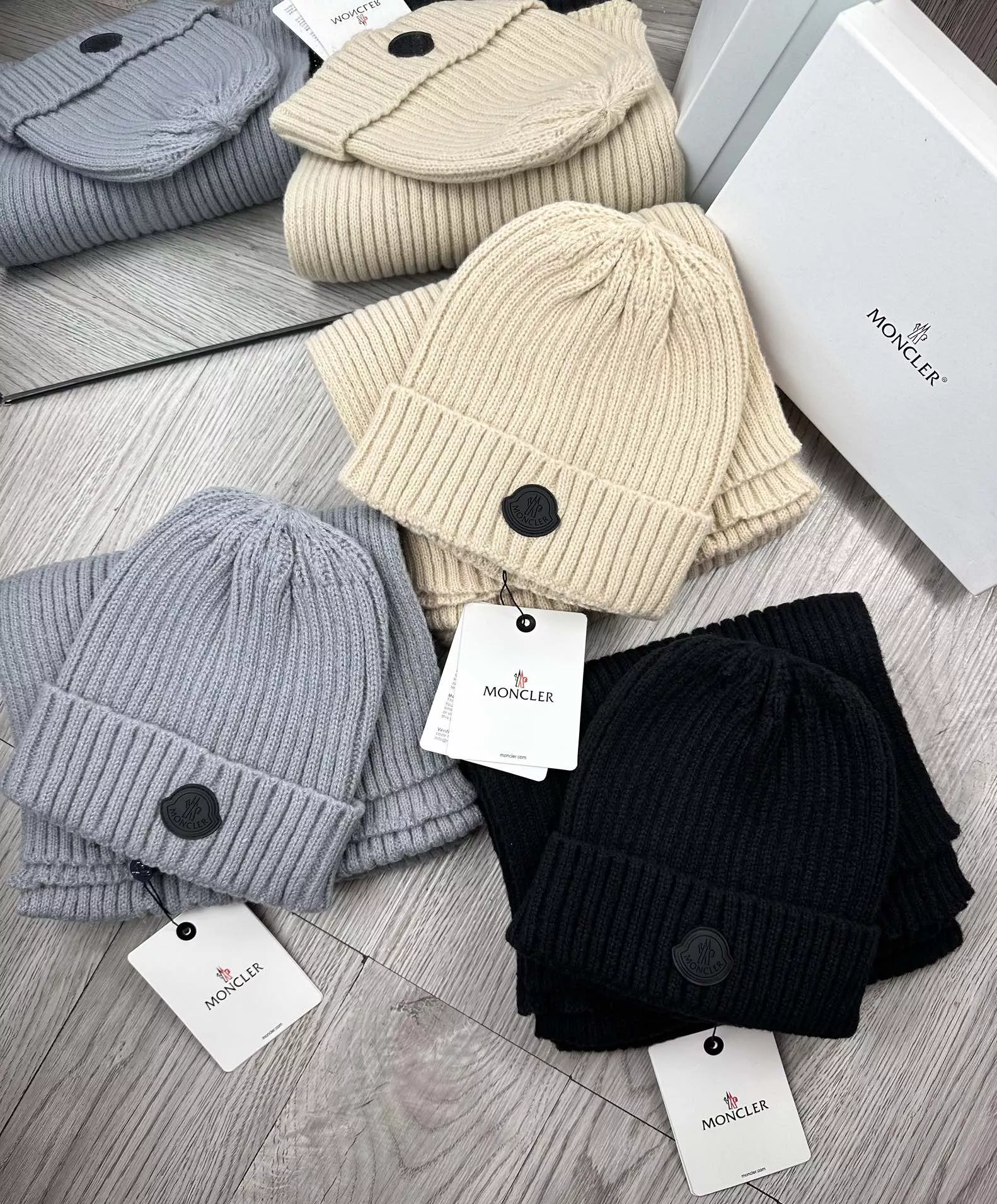 Sophisticated 4918 Moncler Hat and Scarf Set