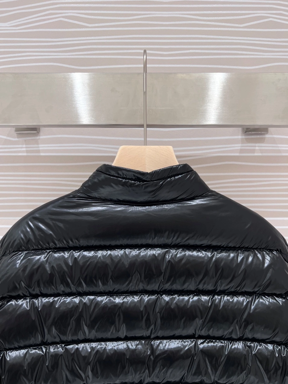 Sophisticated 4922 Moncler Down Feather Coat Long Sleeved For Men