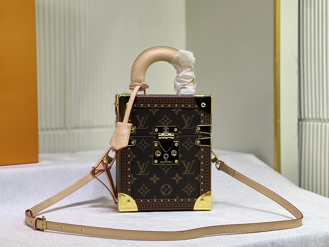 Sophisticated 5852 Louis Vuitton AAA Quality Messenger Bags For Women