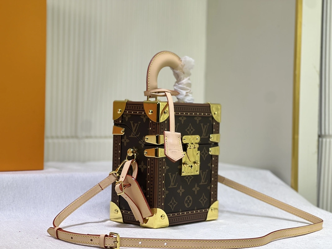 Sophisticated 5852 Louis Vuitton AAA Quality Messenger Bags For Women