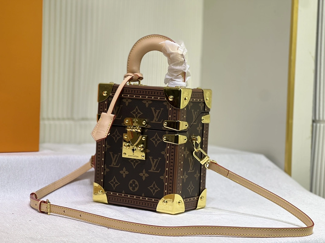 Sophisticated 5852 Louis Vuitton AAA Quality Messenger Bags For Women