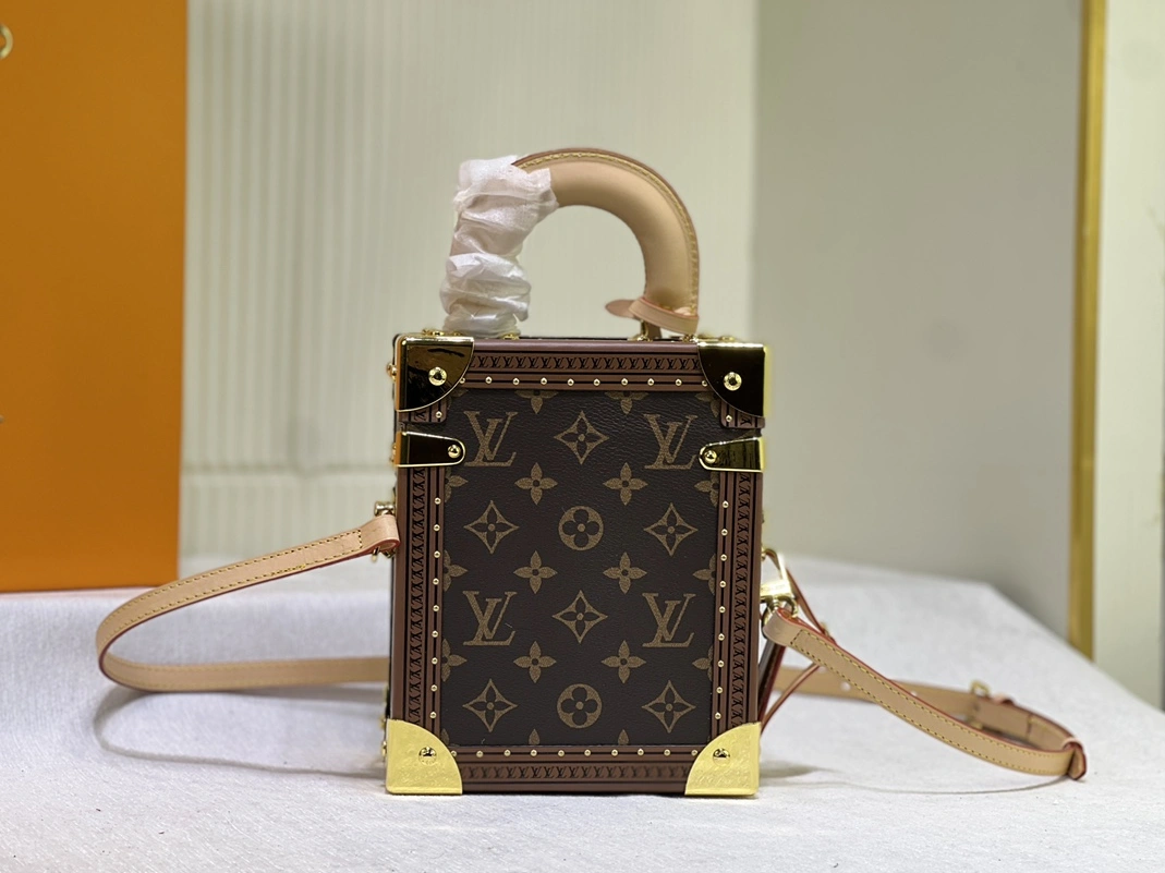 Sophisticated 5852 Louis Vuitton AAA Quality Messenger Bags For Women