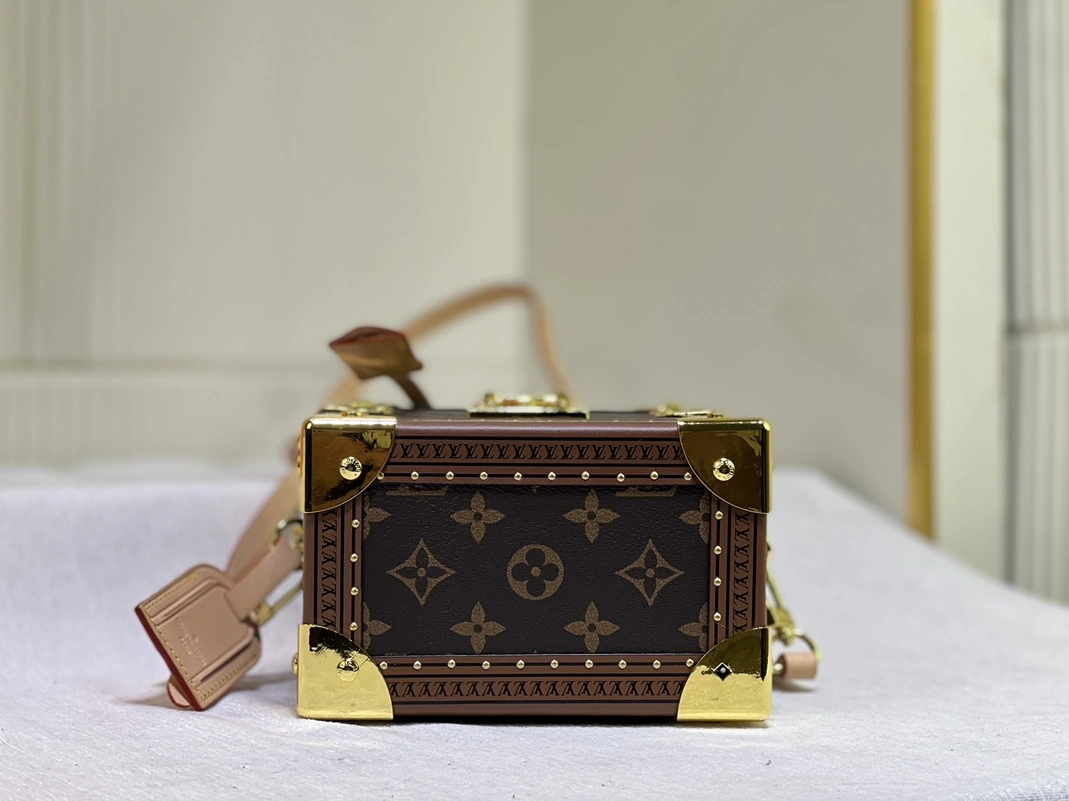 Sophisticated 5852 Louis Vuitton AAA Quality Messenger Bags For Women
