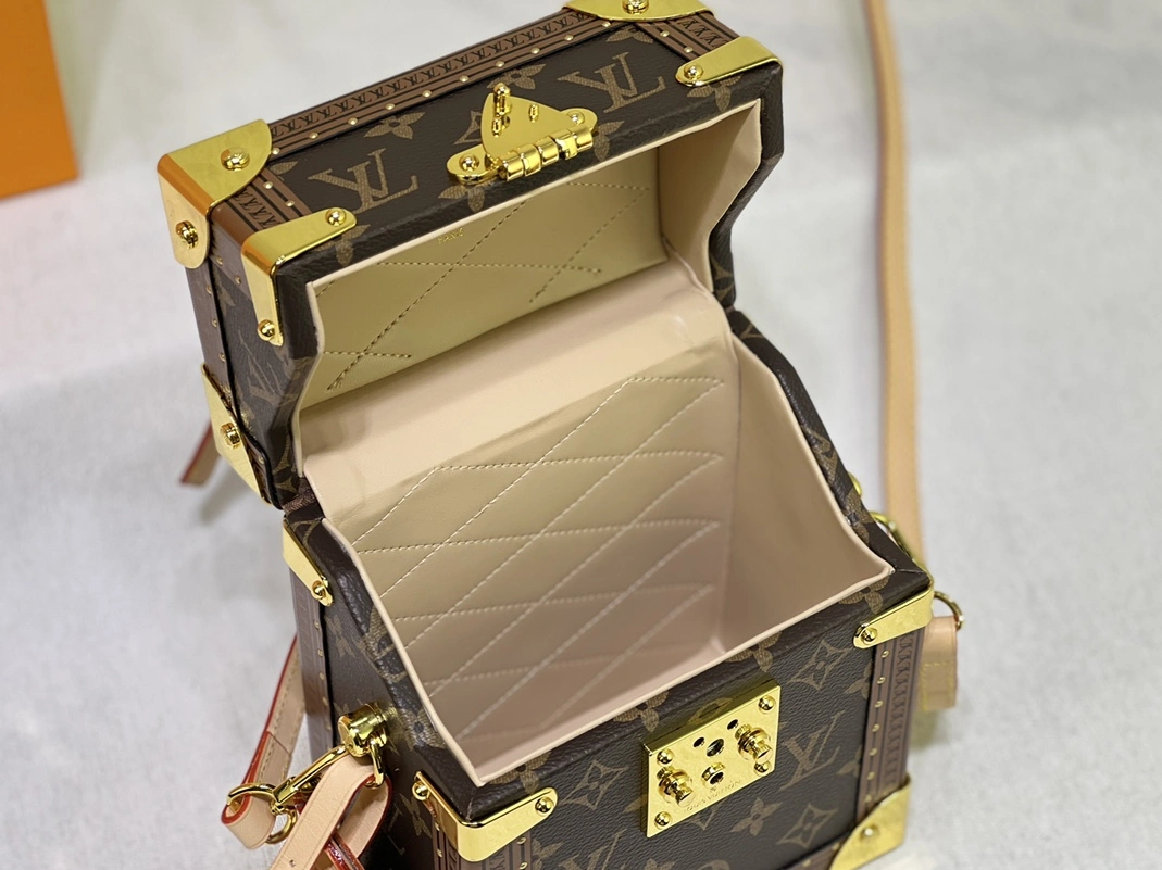Sophisticated 5852 Louis Vuitton AAA Quality Messenger Bags For Women