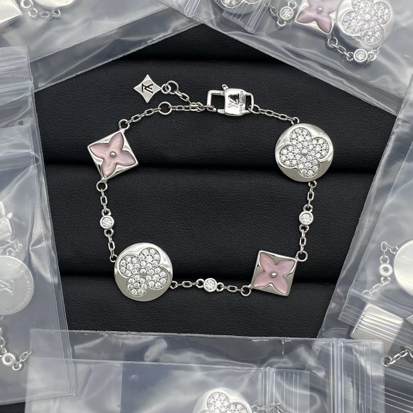 Sophisticated 6067 Louis Vuitton LV Bracelets