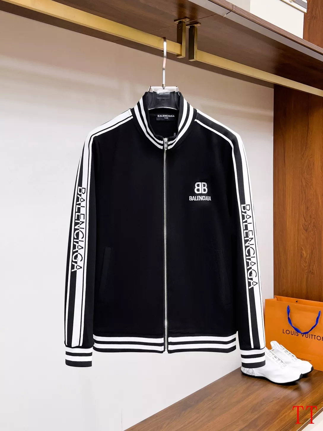 Sophisticated 7261 Balenciaga Fashion Tracksuits Long Sleeved For Men