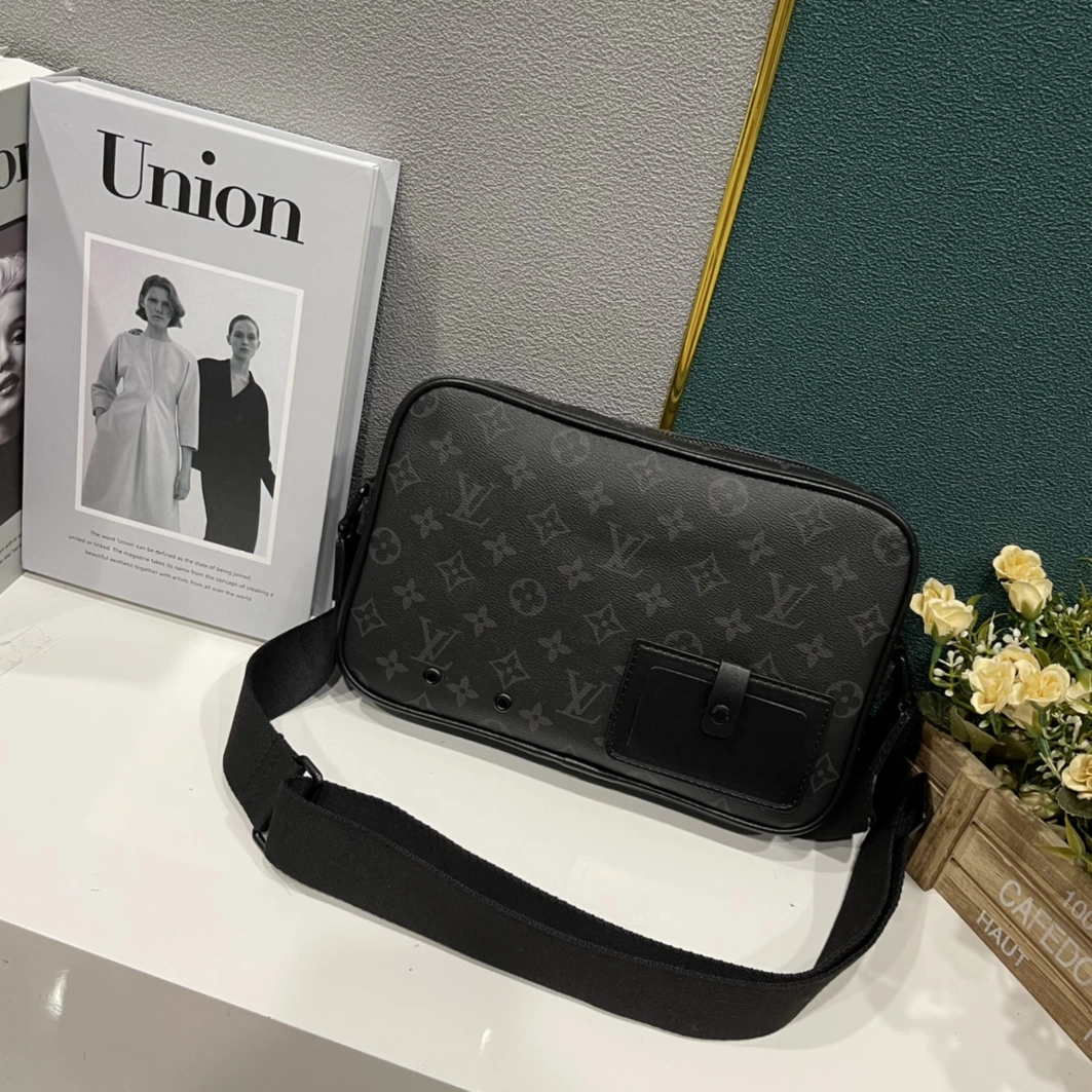 Sophisticated 8065 Louis Vuitton AAA Man Messenger Bags