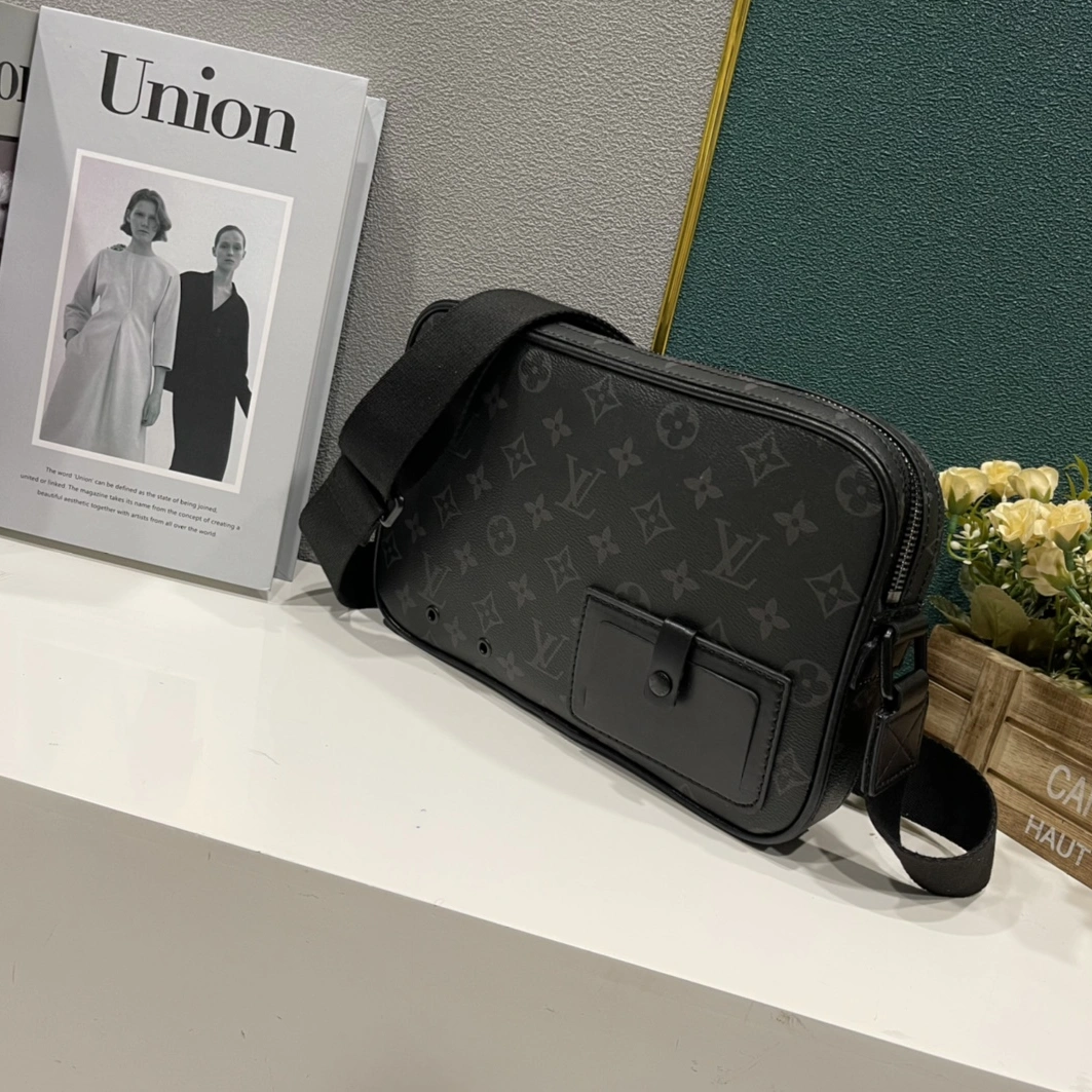 Sophisticated 8065 Louis Vuitton AAA Man Messenger Bags