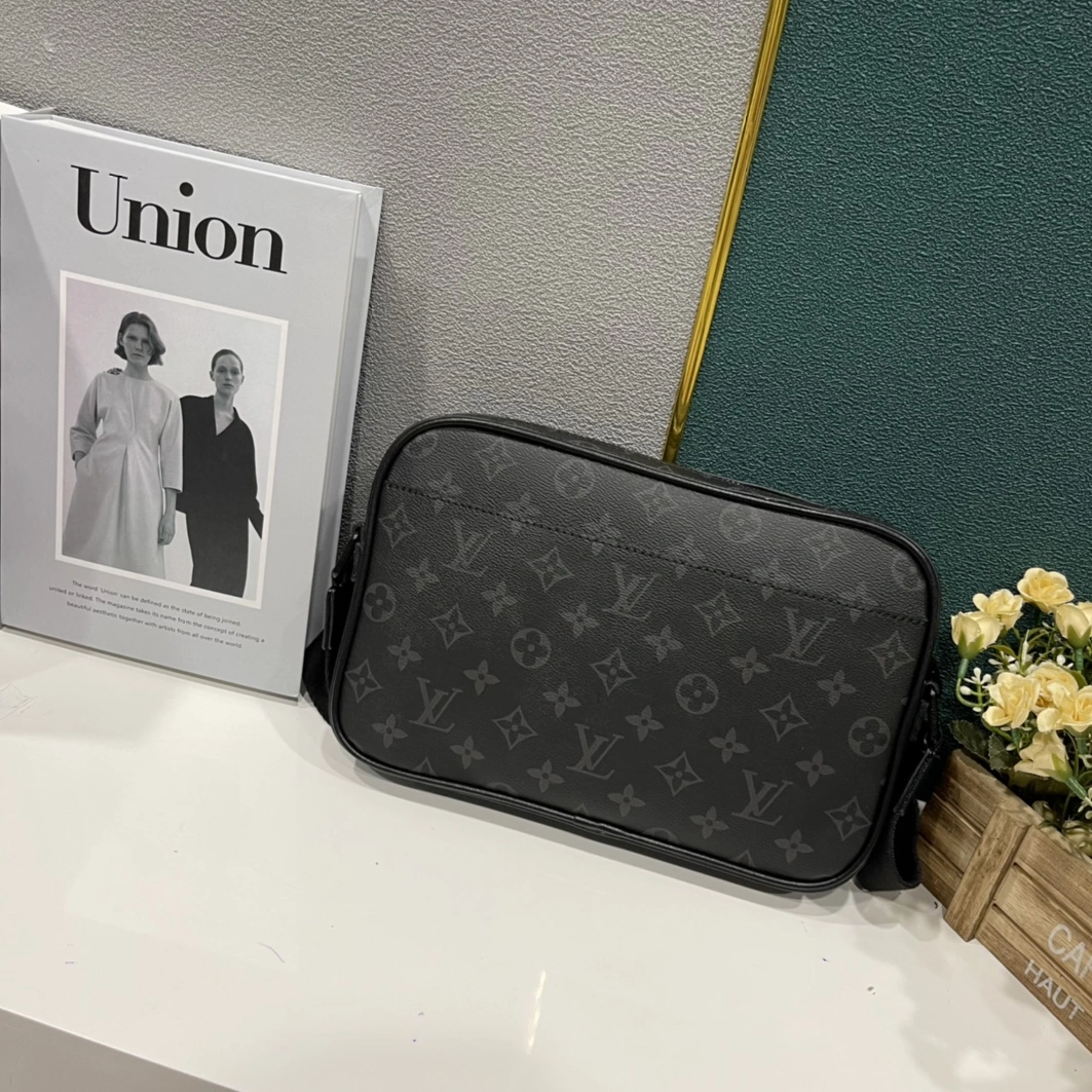 Sophisticated 8065 Louis Vuitton AAA Man Messenger Bags