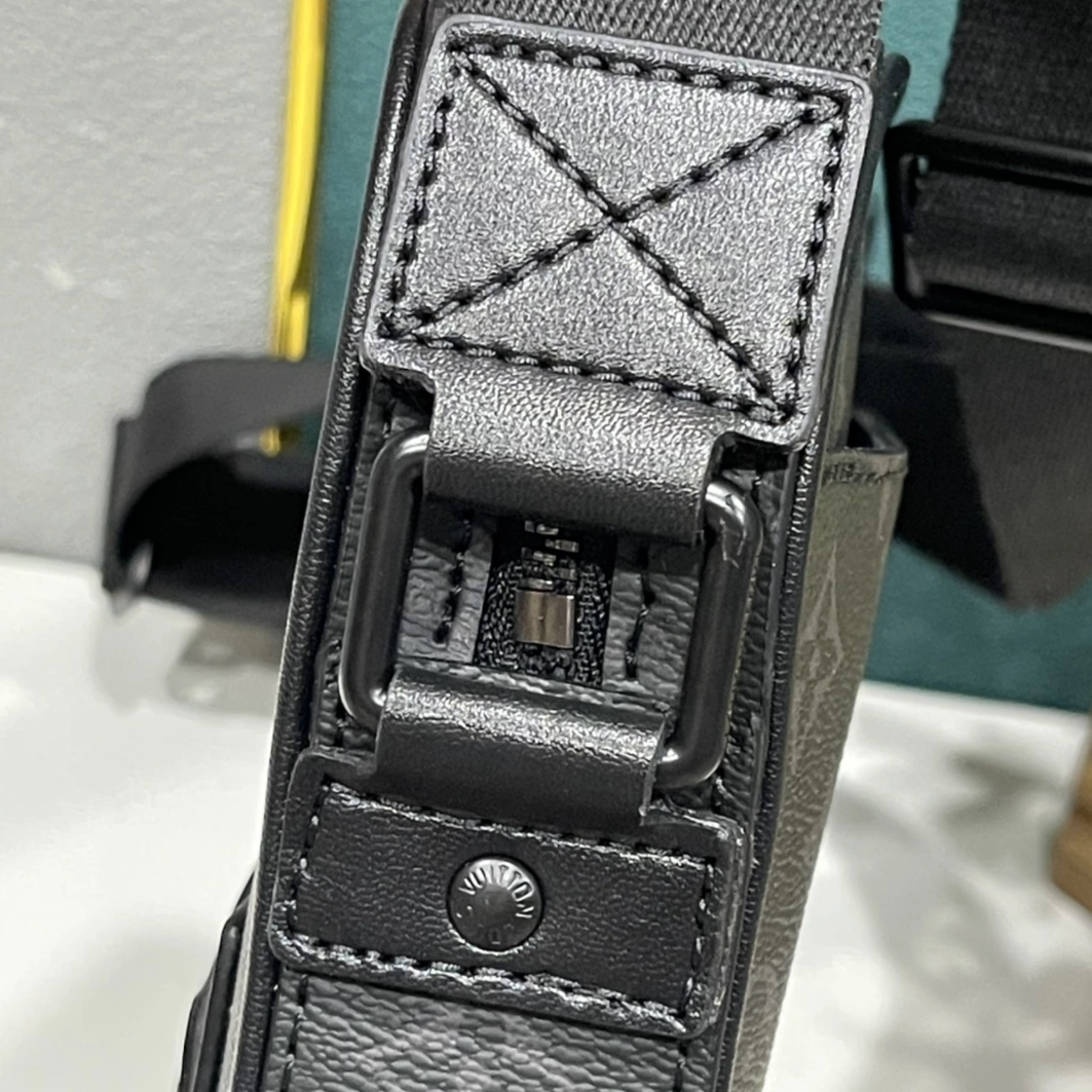 Sophisticated 8065 Louis Vuitton AAA Man Messenger Bags