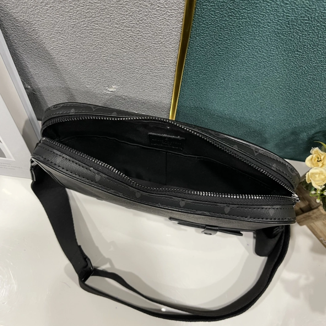 Sophisticated 8065 Louis Vuitton AAA Man Messenger Bags