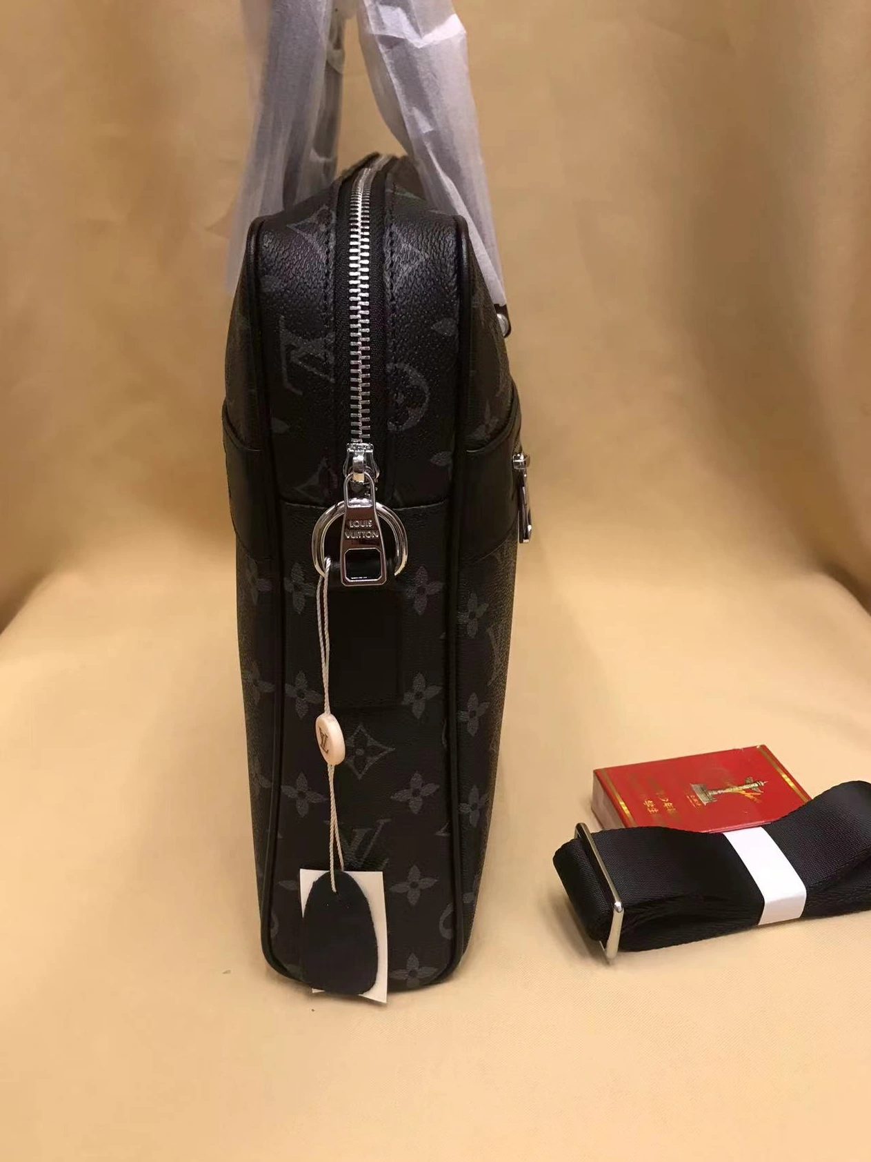 Sophisticated 8404 Louis Vuitton AAA Man Handbags