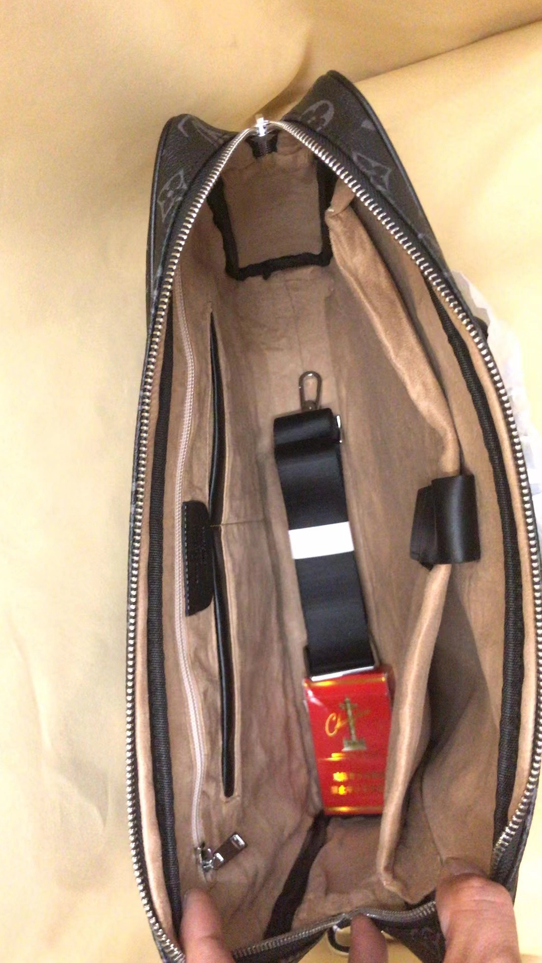 Sophisticated 8404 Louis Vuitton AAA Man Handbags