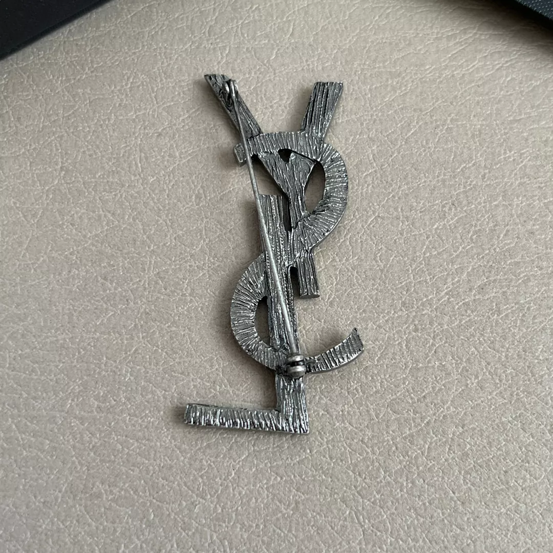 Sophisticated 848 Yves Saint Laurent Brooches For Women