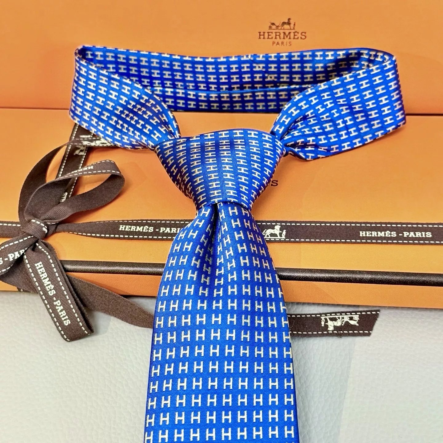 Sophisticated 924 Hermes Necktie