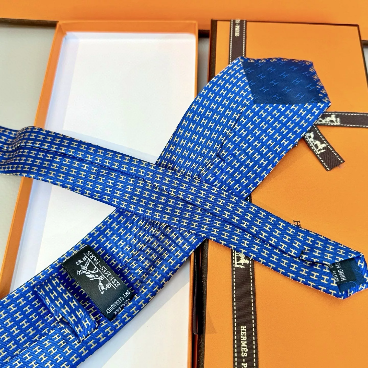 Sophisticated 924 Hermes Necktie