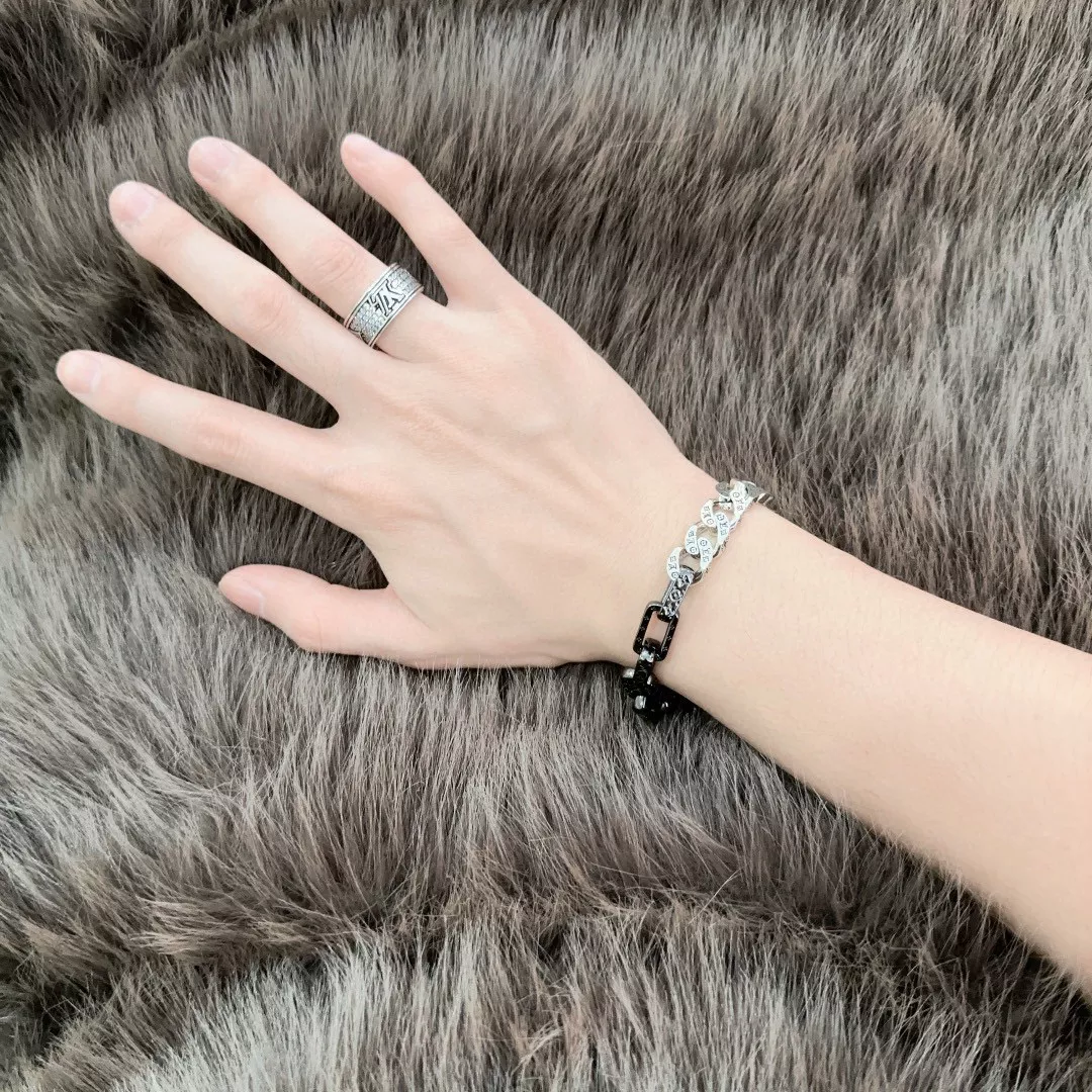Sophisticated 9437 Louis Vuitton LV Bracelets