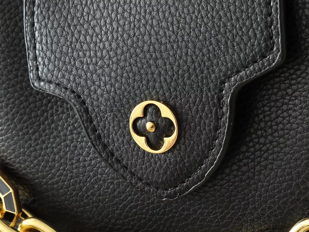 Sophisticated 9602 Louis Vuitton AAA Quality Messenger Bags For Women