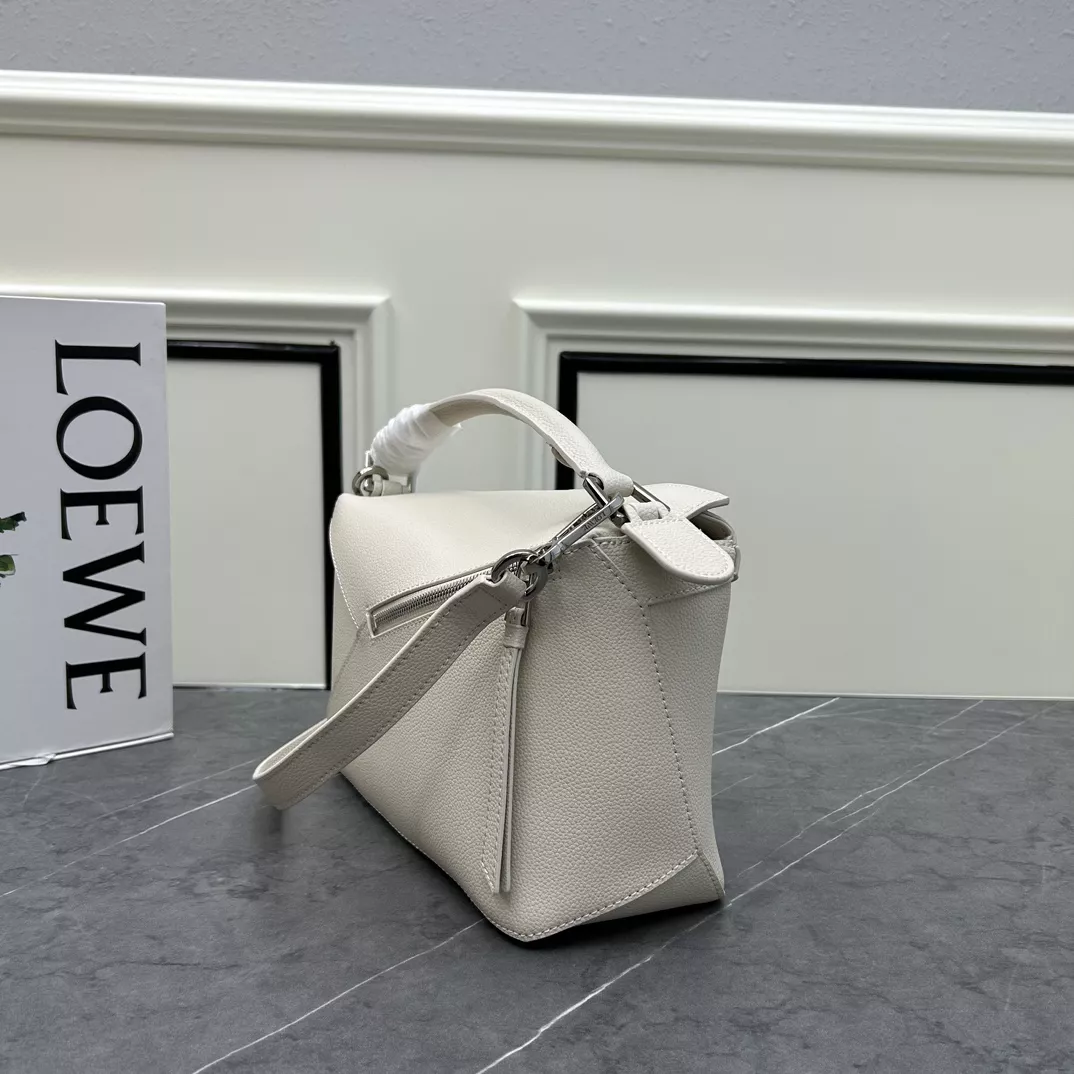 SportInspired 485 LOEWE AAA Quality Messenger Bags For Women