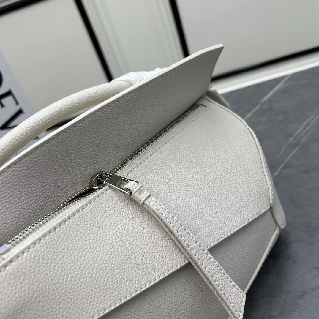 SportInspired 485 LOEWE AAA Quality Messenger Bags For Women