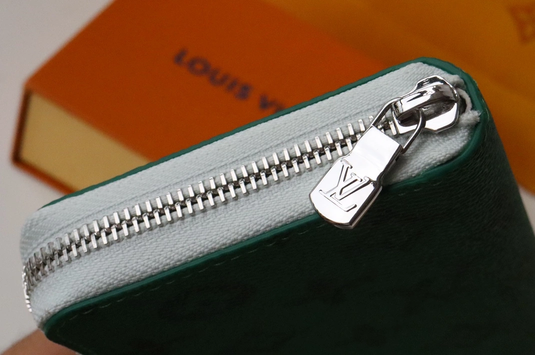 SportInspired 4975 Louis Vuitton AAA Quality Wallets