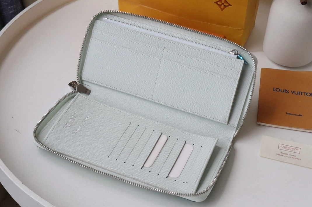 SportInspired 4975 Louis Vuitton AAA Quality Wallets