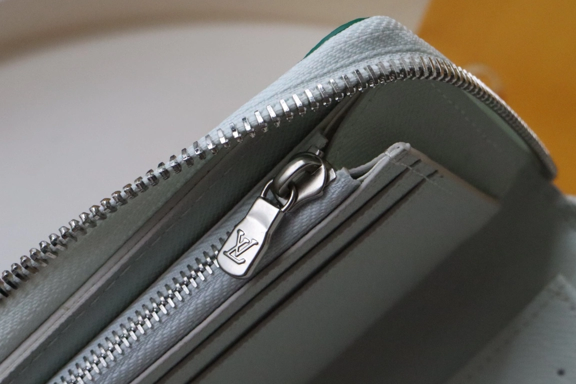 SportInspired 4975 Louis Vuitton AAA Quality Wallets
